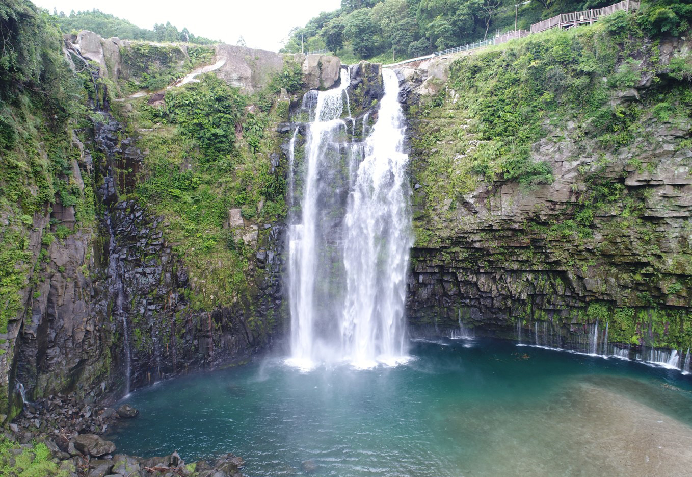 【南大隅町】「雄川の滝」エメラルドグリーンの滝つぼと清流が魅力の観光名所