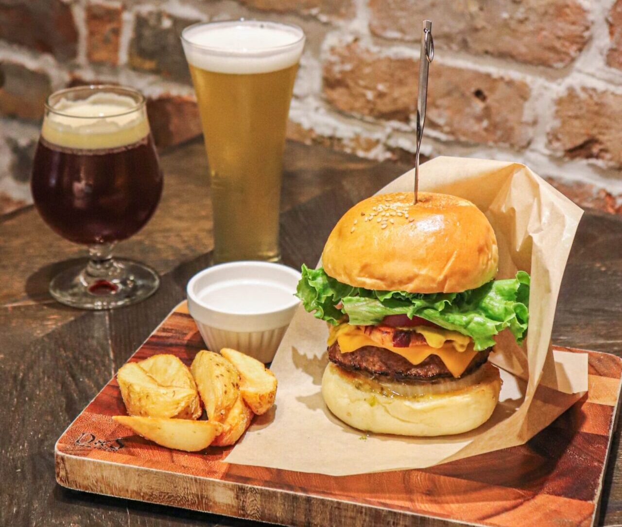 「Nikanbashi Burger Bar」ボリュームたっぷりのハンバーガーと全国各地のクラフトビール