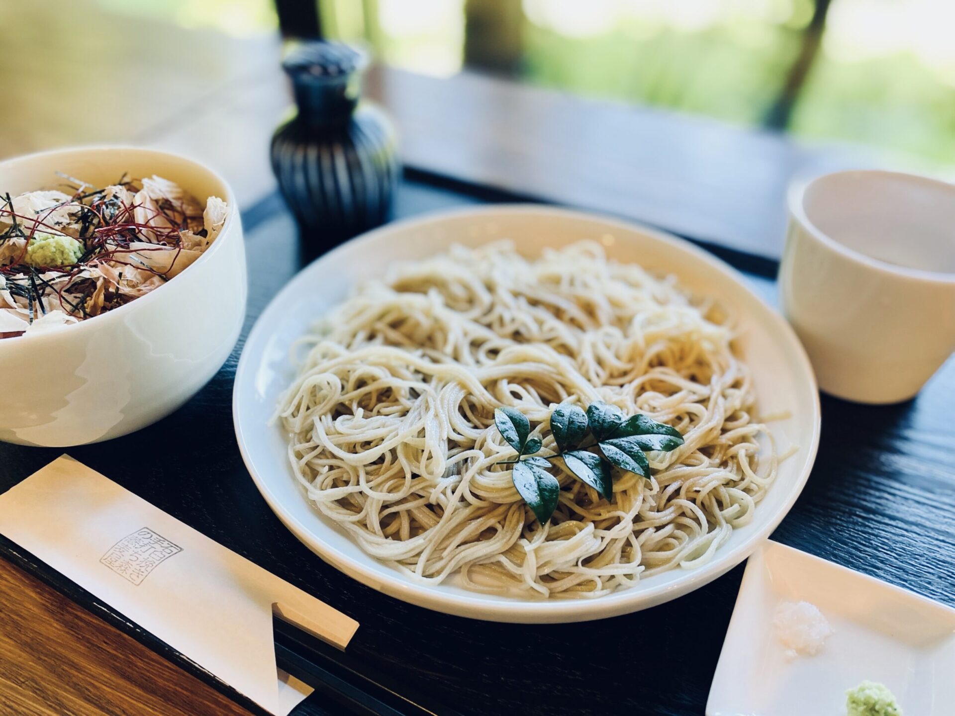 静かな森の中に佇む「森の蕎麦屋」。穏やかな時間と贅沢な味わいに癒される