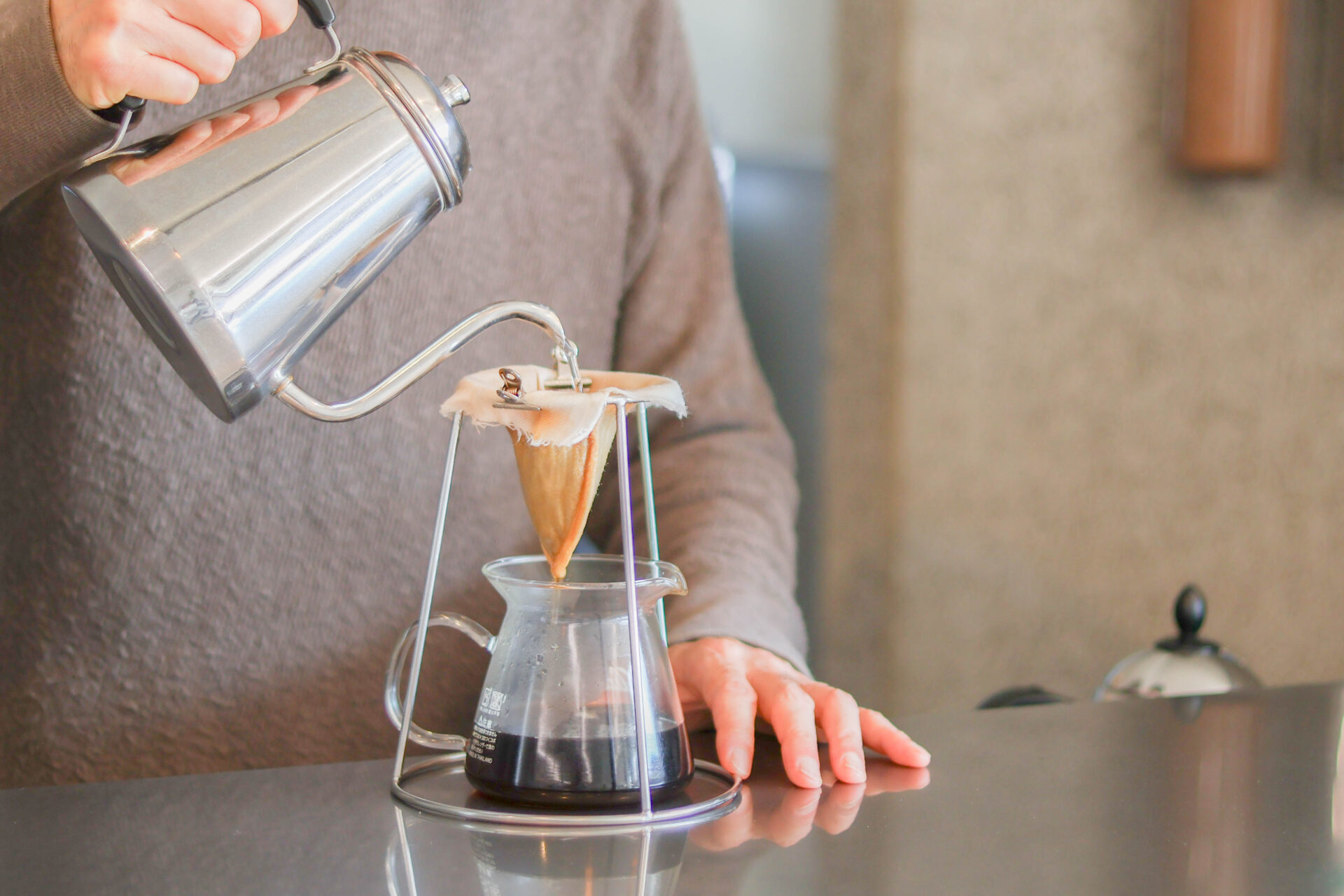 「M KAFFEE ドリットコーヒー」深い味わいのエイジングコーヒーや〝映え〟ドリンクを、大人カワイイ無機質カフェで