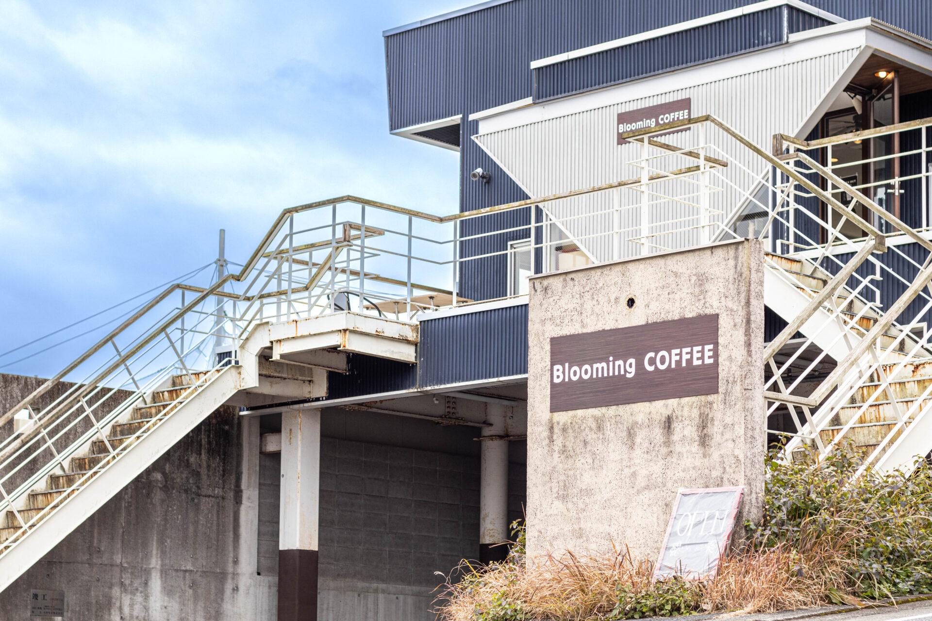 「Blooming COFFEE」桜島が一望できるカフェで楽しむ、フォトジェニックなドリンクとスイーツ