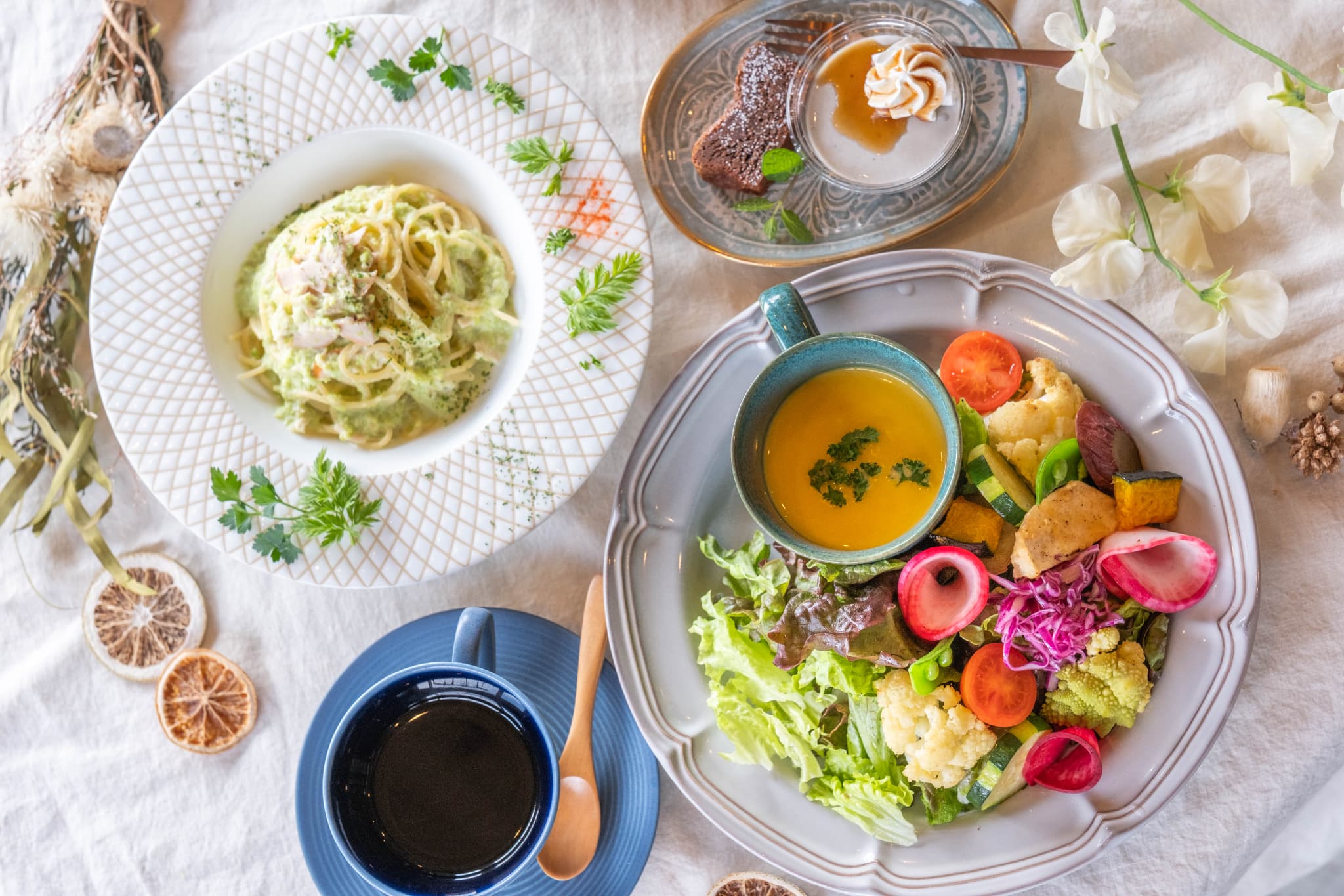 彩り鮮やかな野菜とともに「hinatabocco」のやさしい味わい