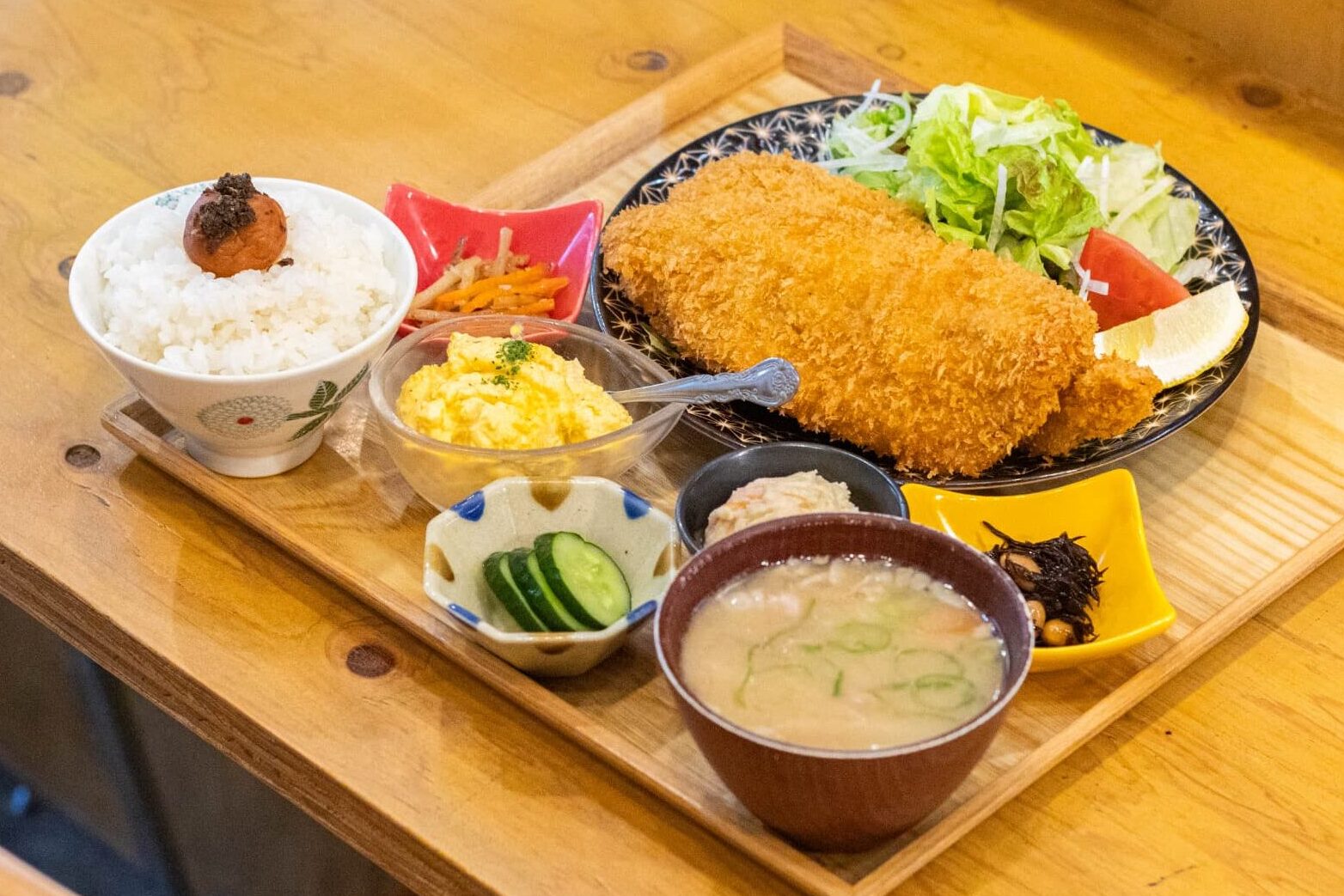 大きなアジフライが話題の定食屋「Hareya食堂」で大満足のランチを楽しんで