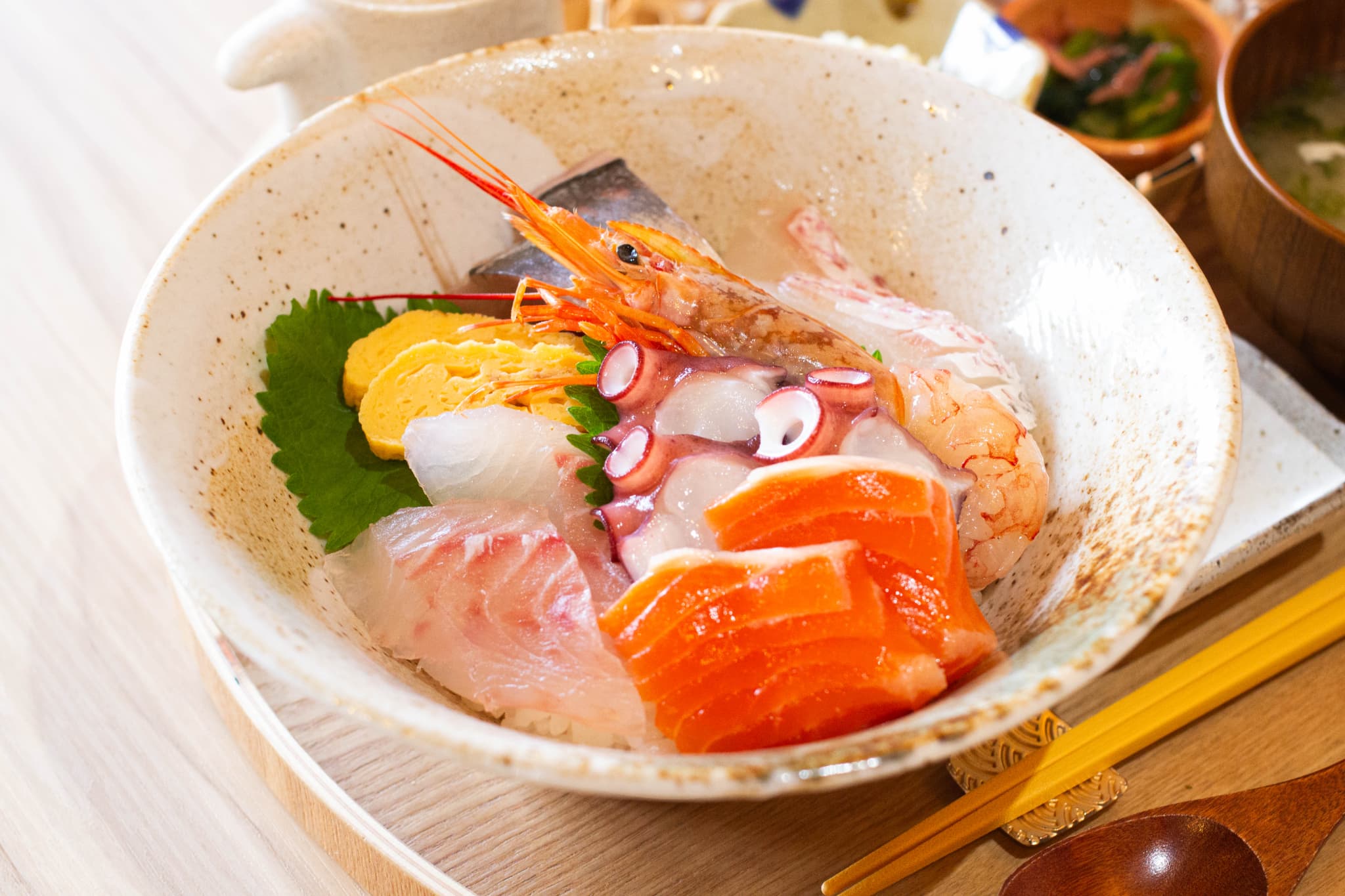 谷山の「uroko食堂」、魚の目利き店主が作るどんぶり定食
