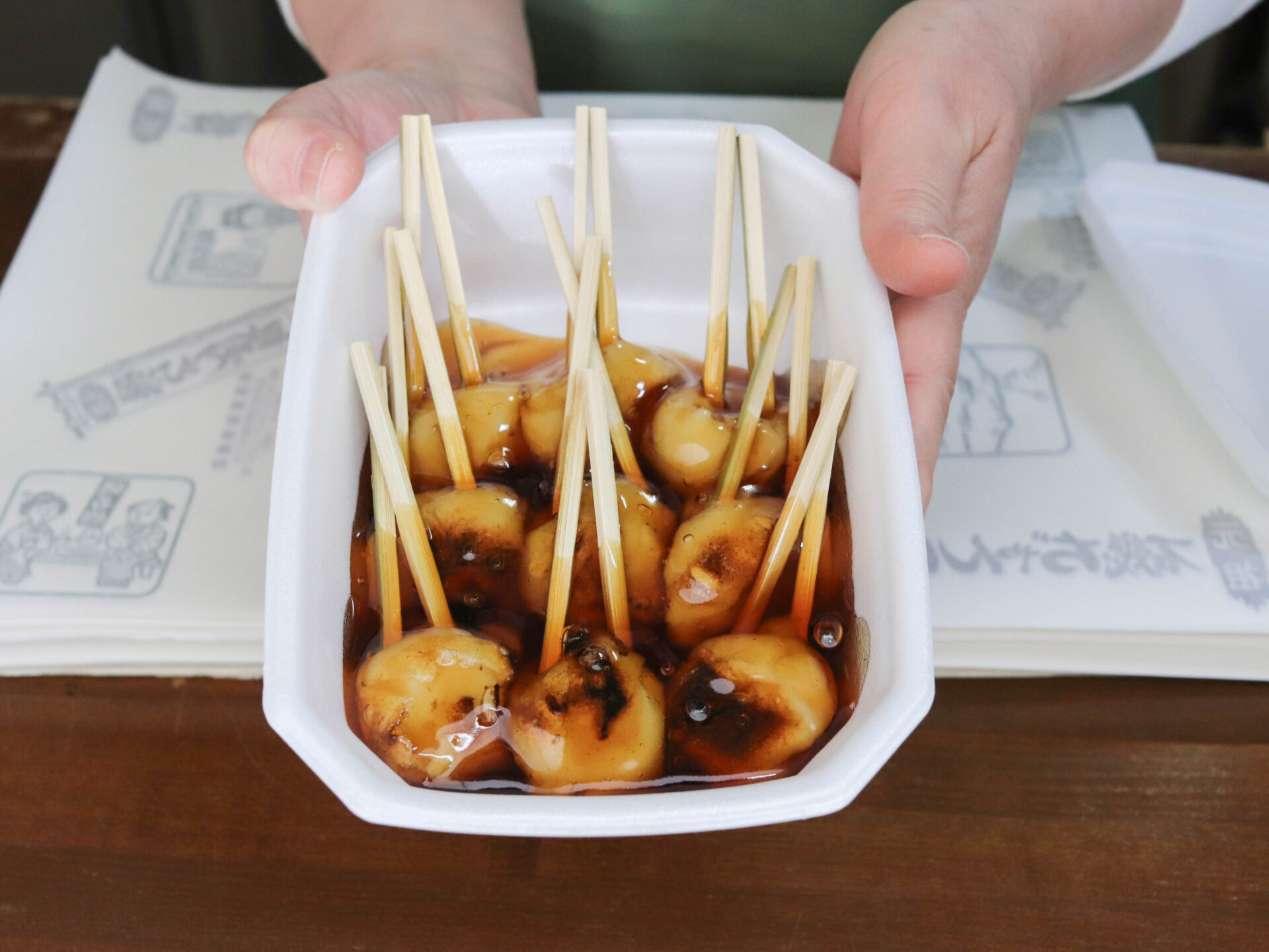 桜島を眺めながらいただく、磯地区の郷土菓子・両棒餅「桐原家両棒餅店」