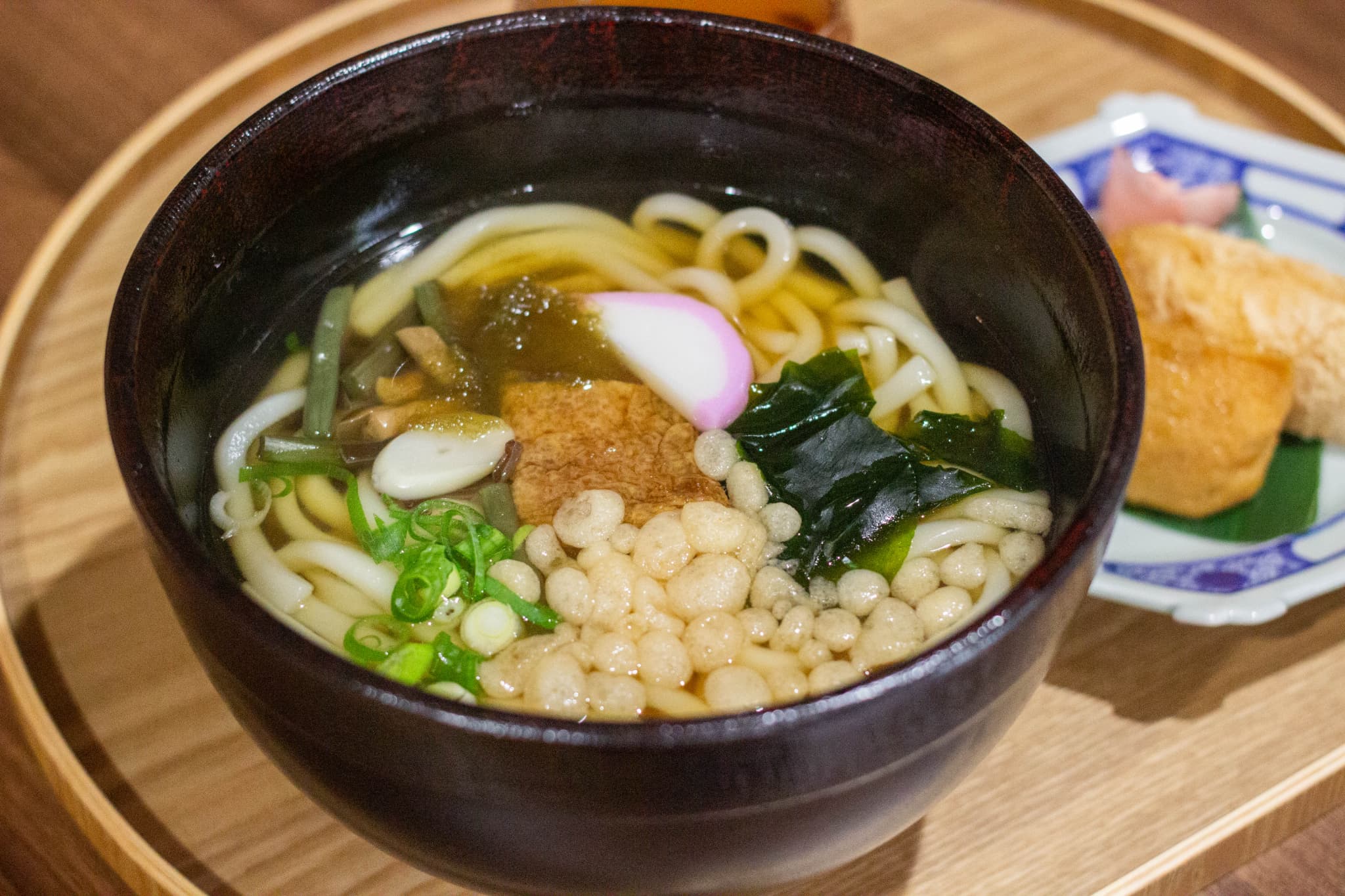 慈眼寺駅近くの甘味処「はな茶ん」で味わうおいなりさんとうどん