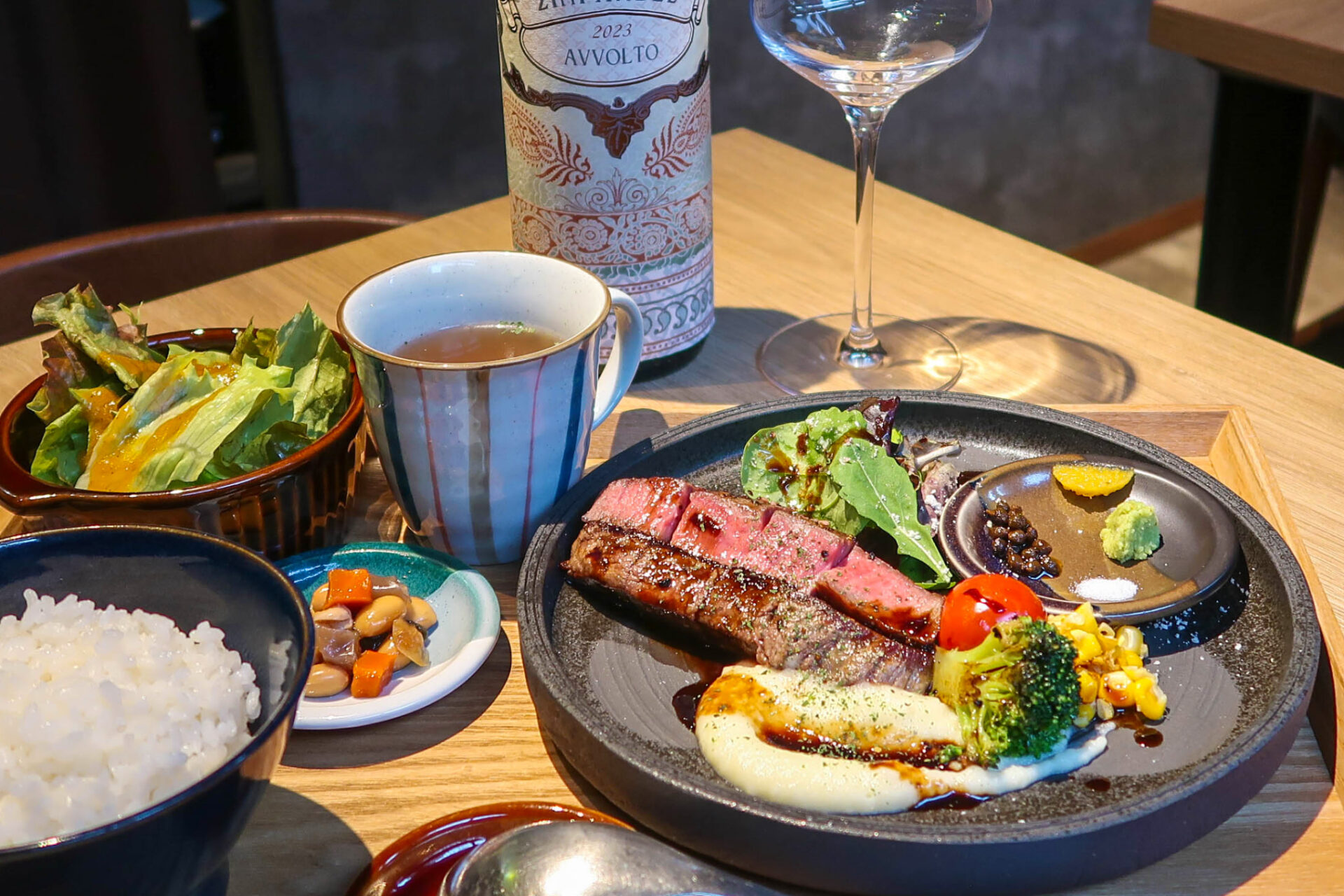 鹿児島中央駅近く、上質な肉料理を気軽に味わえる「肉バルYusualy」(ユージュアリィ)