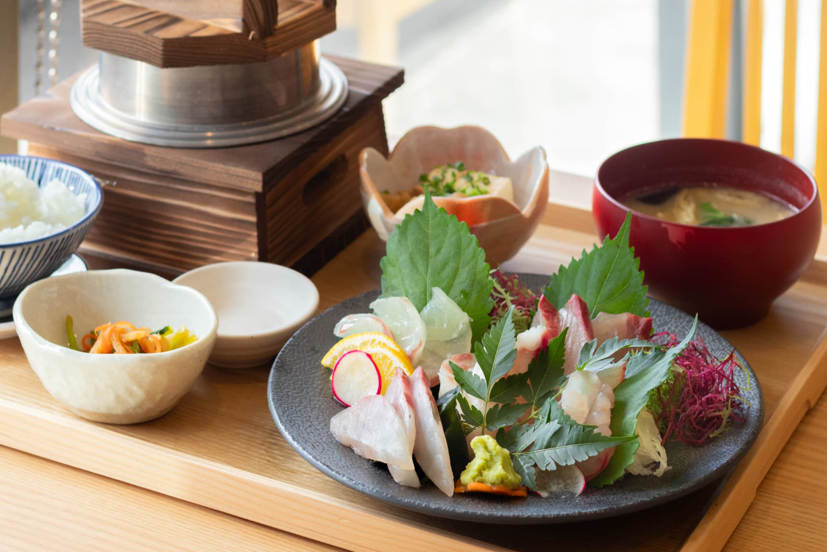 釜炊きご飯と旬の魚が味わえる「炊きたてごはん食堂 こめやさかなや 卸本町店」がニューオープン！