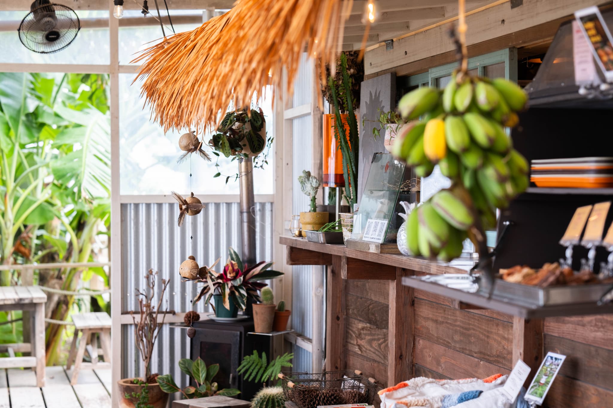 波音と潮風、トロピカルスイーツに癒される、南大隅町の「hello! brand new days guesthouse & café」