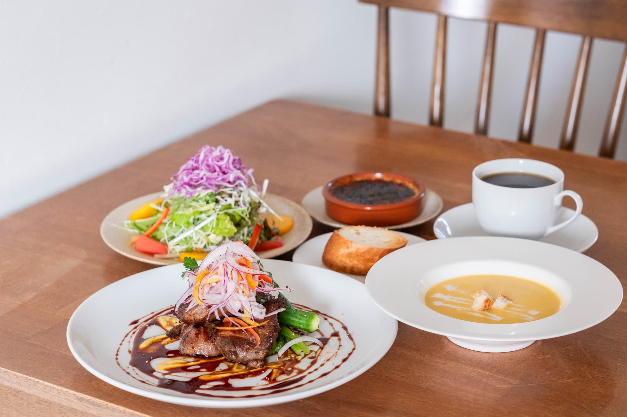 やさしい時間の「レストラン喫茶 mole」で霧島の恵みを味わうランチと喫茶メニュー