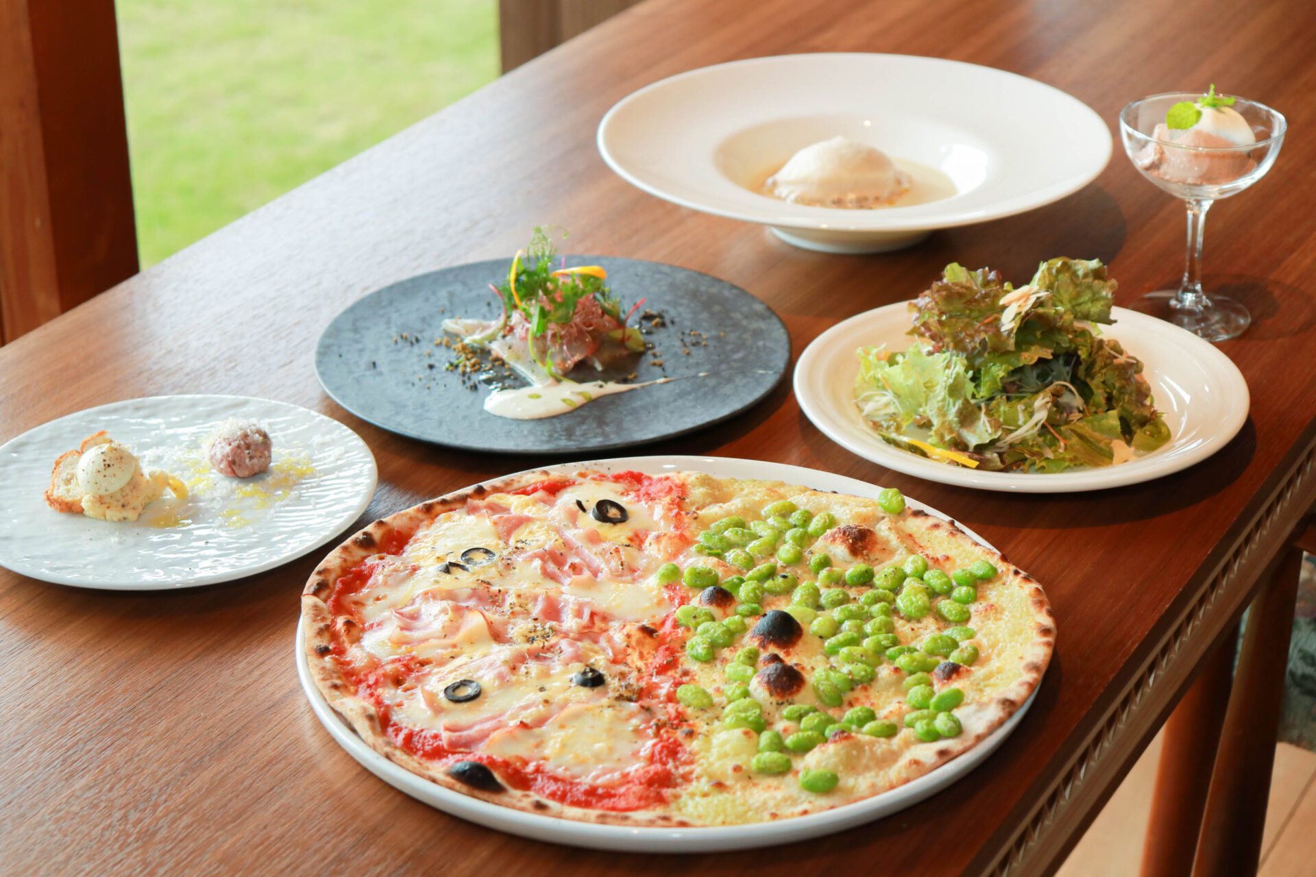 「Innovative Pizzeria YUU」古民家テイストの上質な空間で、本格薪窯ピザとコース仕立ての料理