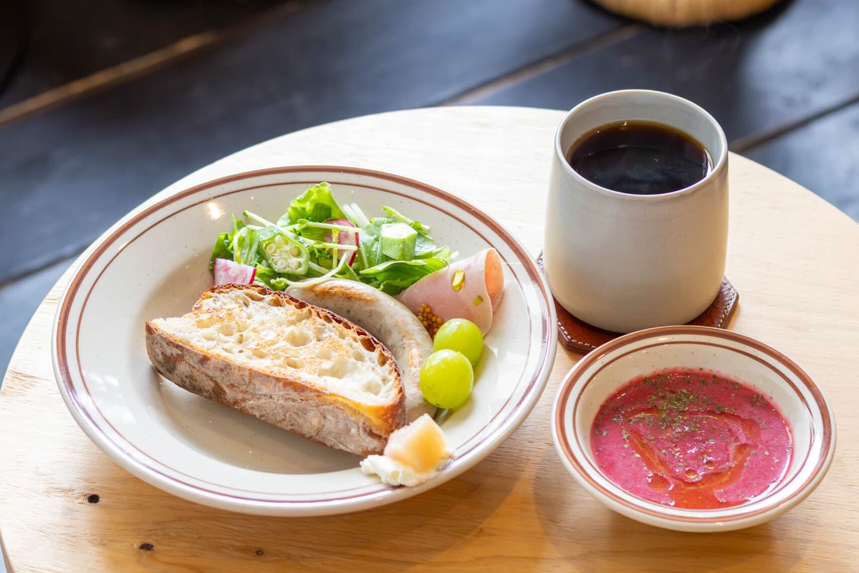 「PLAIN COFFEE SHOP」日常に寄り添うカフェで、自家焙煎コーヒーと体にやさしいごはんを