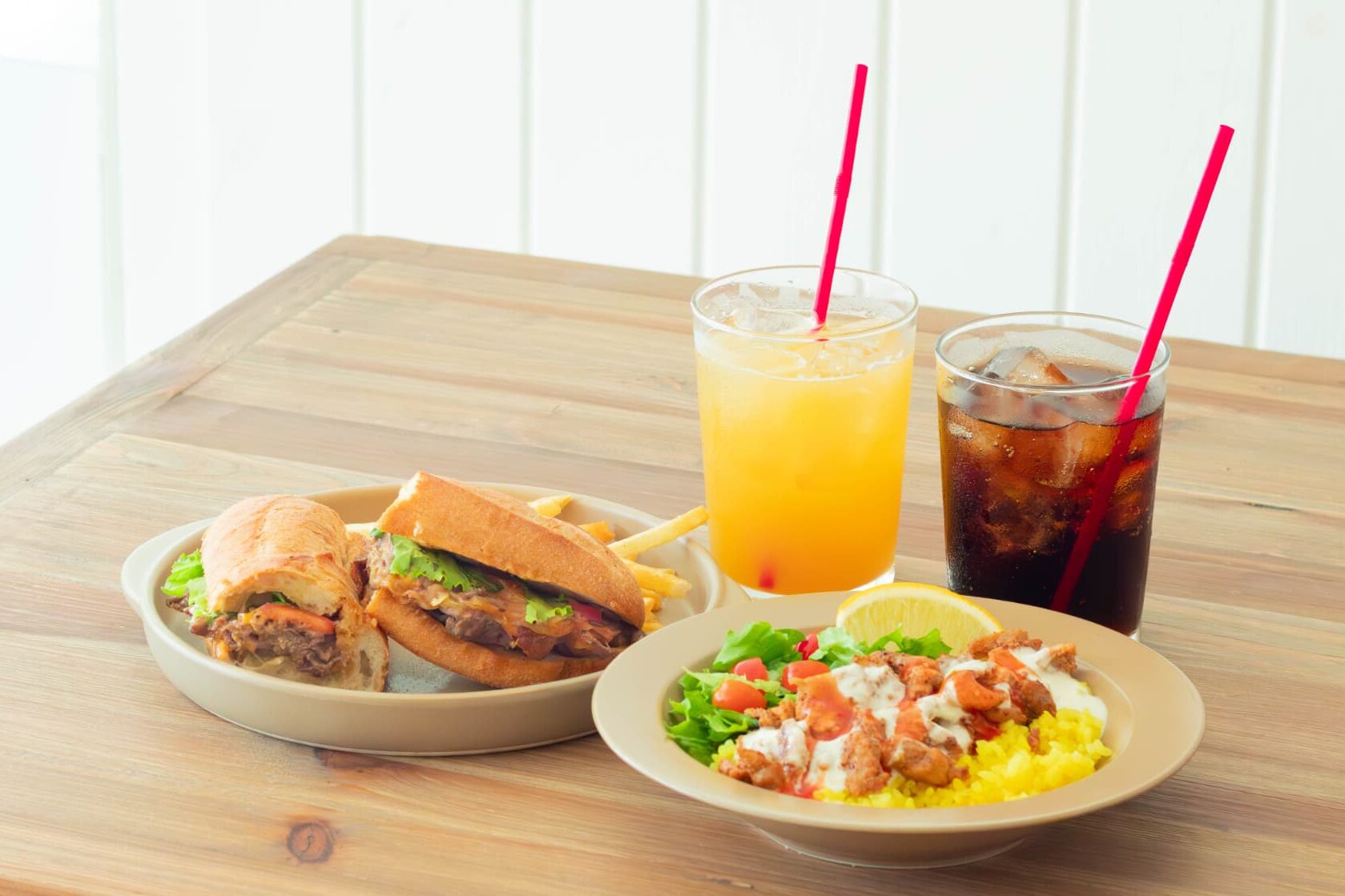 照国神社近く、アメリカンフードが味わえる「cafe & bar Knickerbockers」