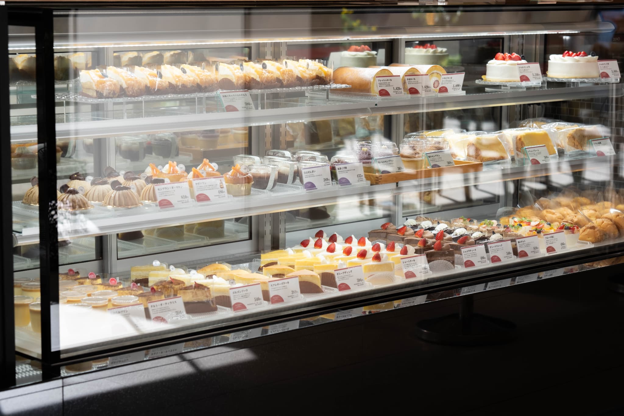 季節のケーキが並ぶ「AKASHIYA el mundo」で、洋菓子と和の味わいを楽しむ