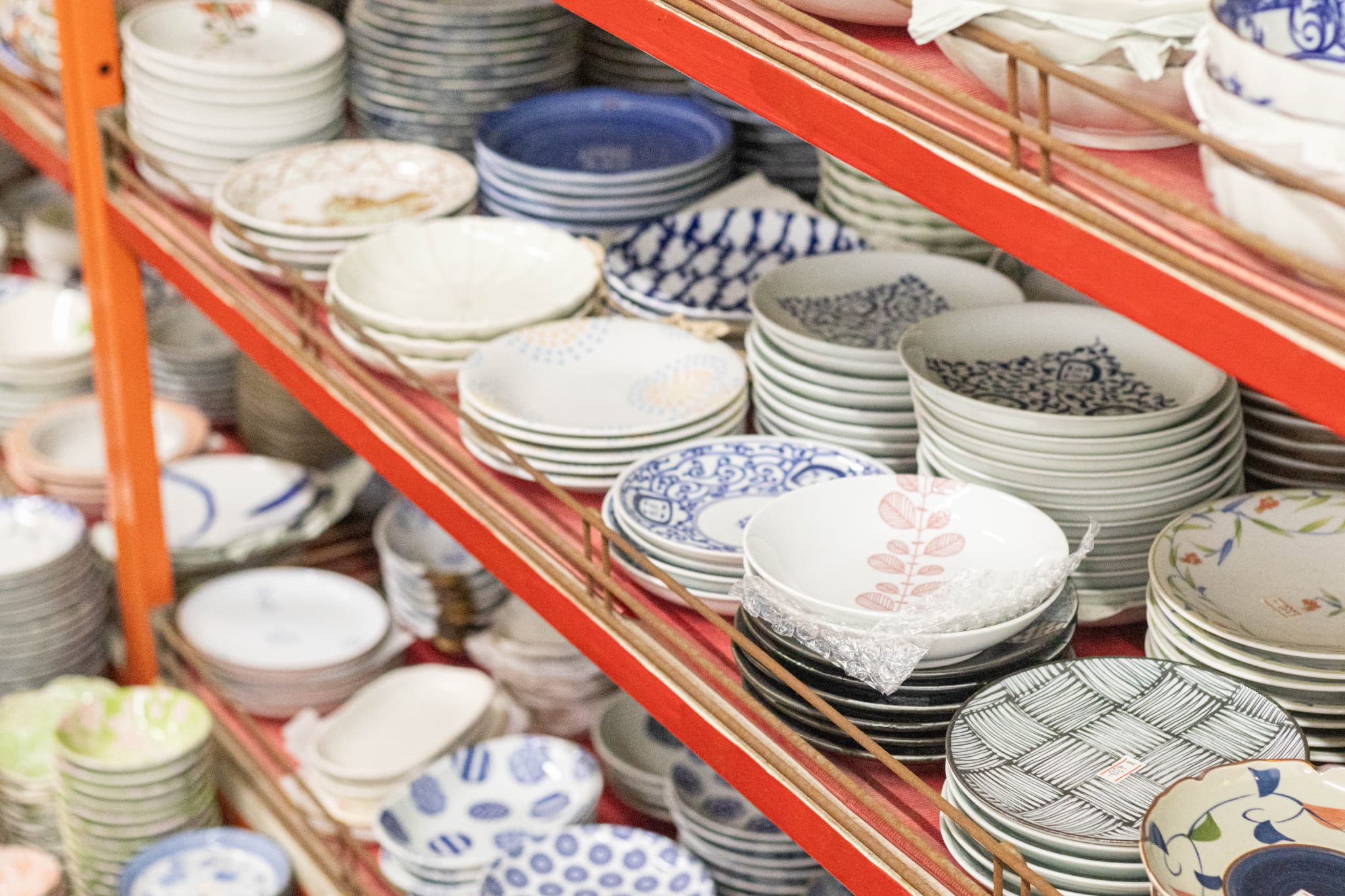 曽於市の「橋口金物店」。昭和レトロな金物店で、器の“宝探し”を楽しんで