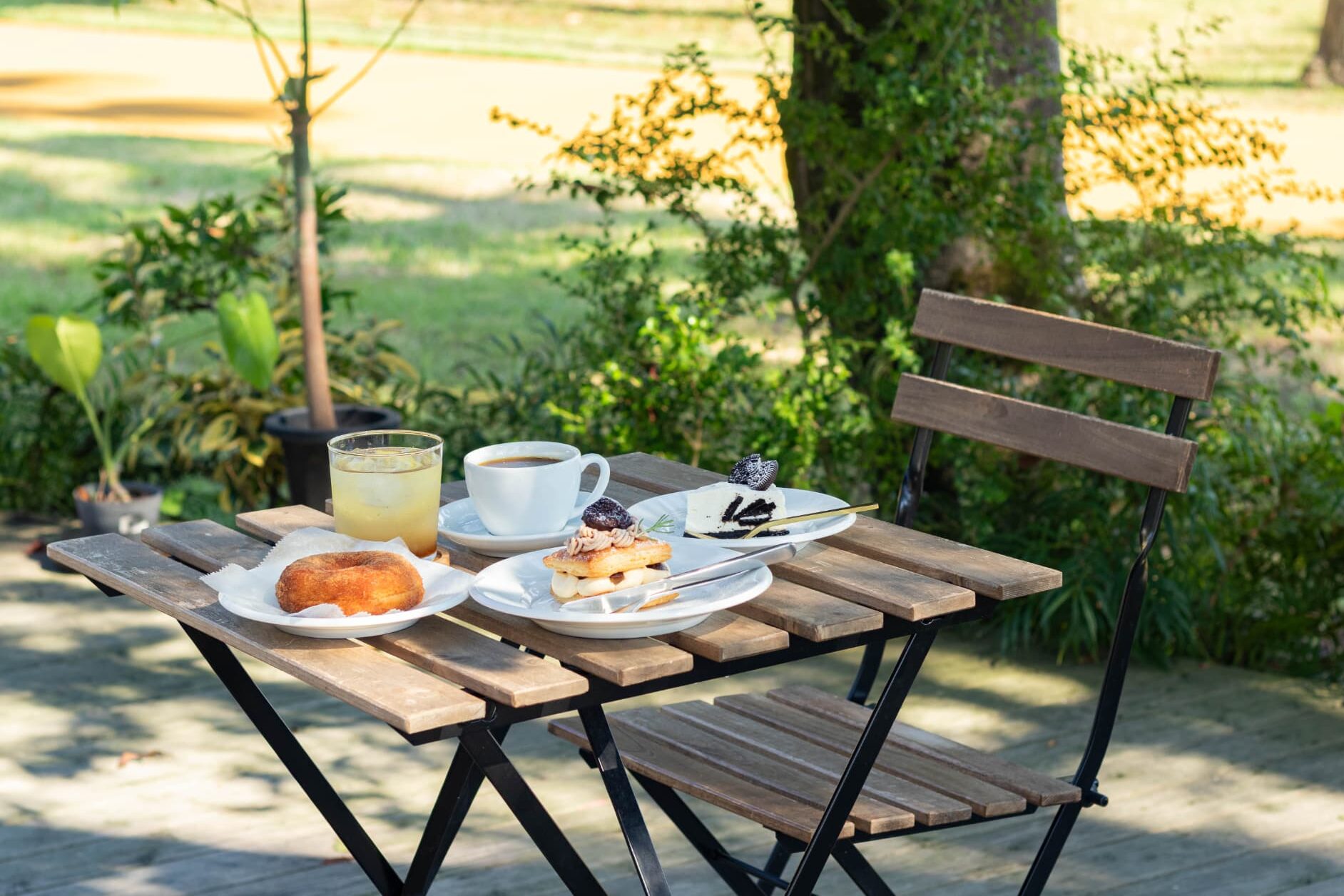 「QUILT COFFEE」公園の木々を眺めながらほっとひと息つける、癒しのカフェ