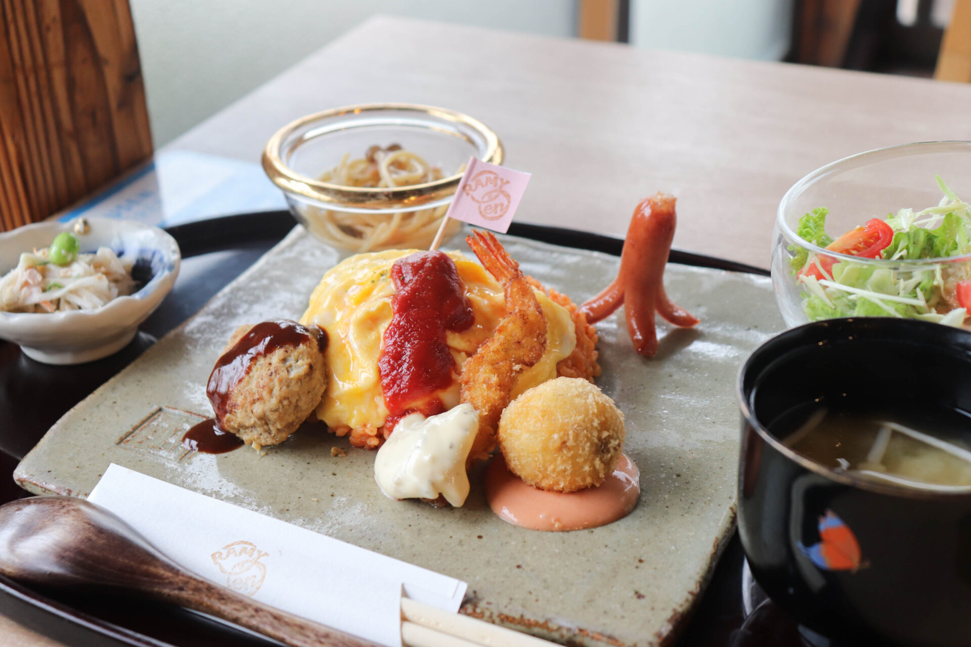 「RAMY+en」子ども連れも集まる古民家カフェで、温もりランチとお弁当を