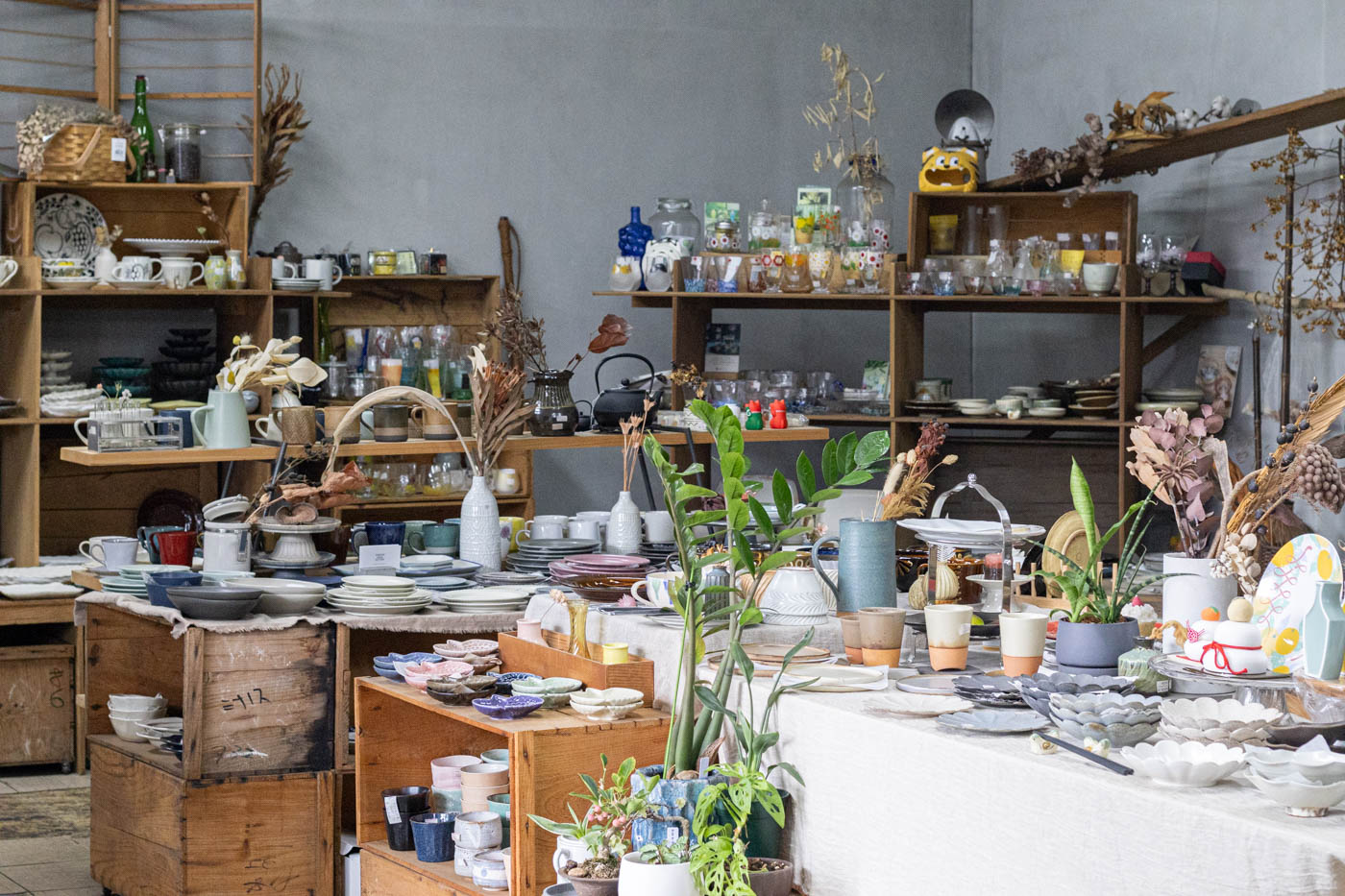 自分用にもプレゼントにも。産地や時代もさまざまな1万点以上の器がそろう「ニワ陶器店」