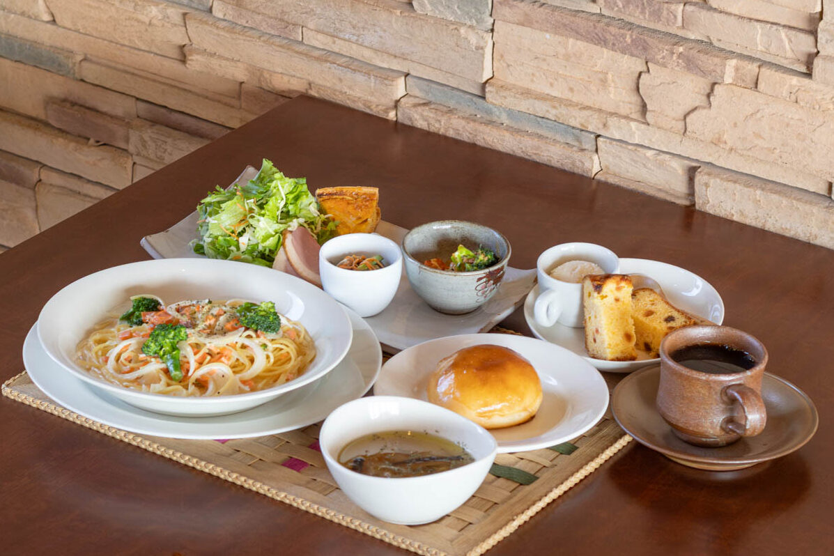 のどかな風景が広がるカフェレストラン「Cafe NODOKA」で、農園野菜と手作りパンのランチを