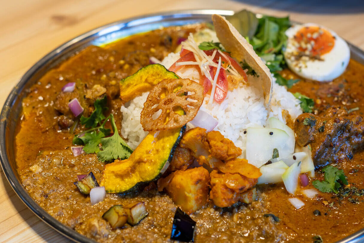 昼はカレーランチ、夜は居酒屋メニューが楽しめる「スパイスキッチン ザ・スパロウズ」