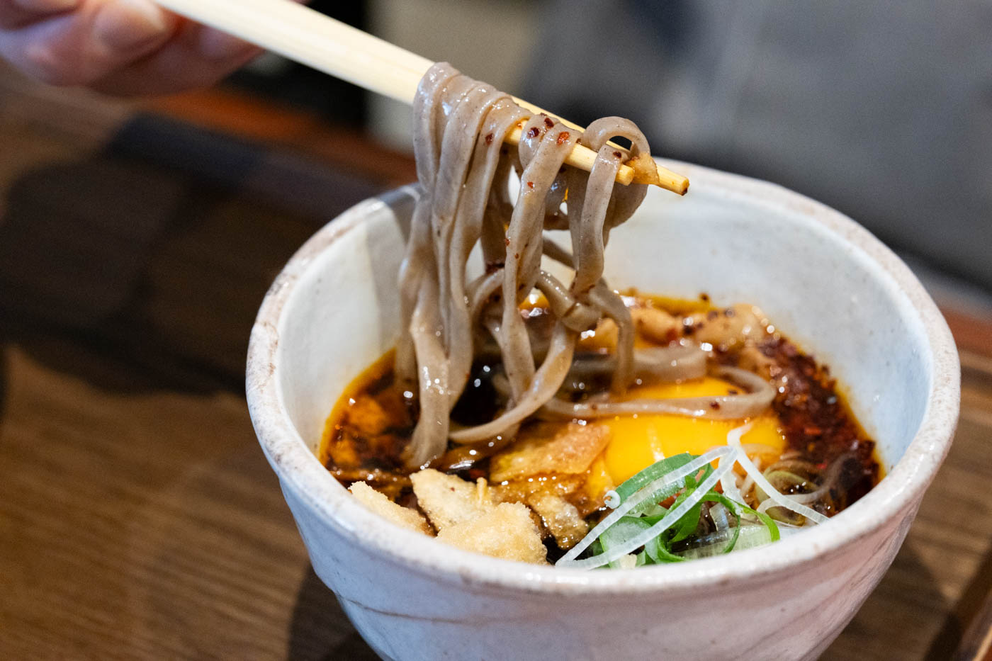 鹿児島で出合う乱切りそば専門店「市役所、すぐそば」の旨辛にくそば