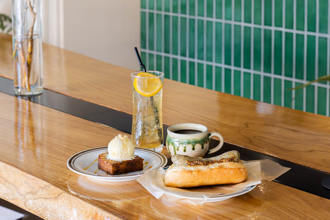 「CHIAKI COFFEE WORKS」朝8時からコーヒーやスイーツが楽しめる、スタイリッシュなカフェ