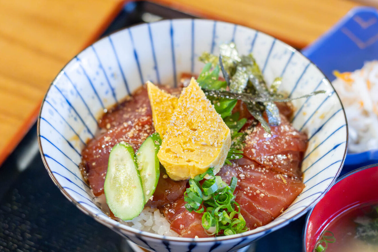 名山町の「山田屋食堂」。新鮮なマグロが主役の満腹ランチや一品料理に舌鼓！