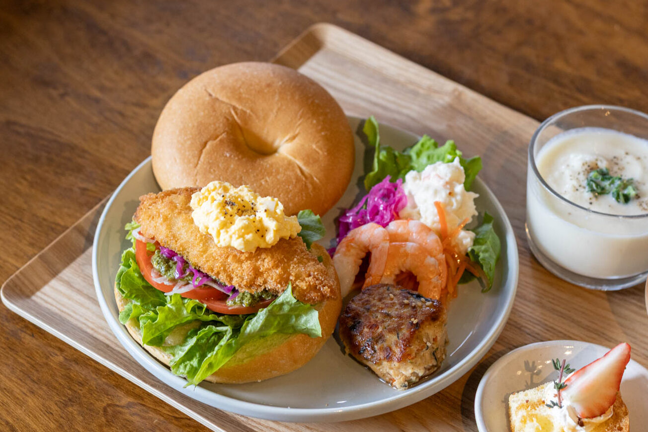 スイーツも楽しめる「cafe MIXX」の、パンや具材を選んでつくるセルフサンドイッチ