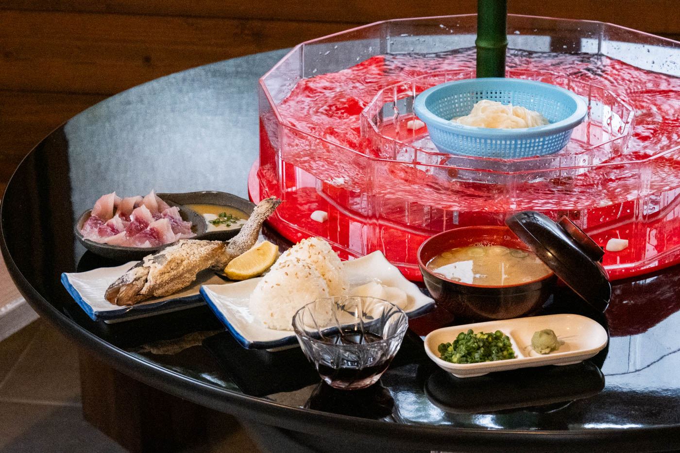 鹿児島空港近くのそうめん流し「竹川峡」で、鯉料理や霧島サーモンも