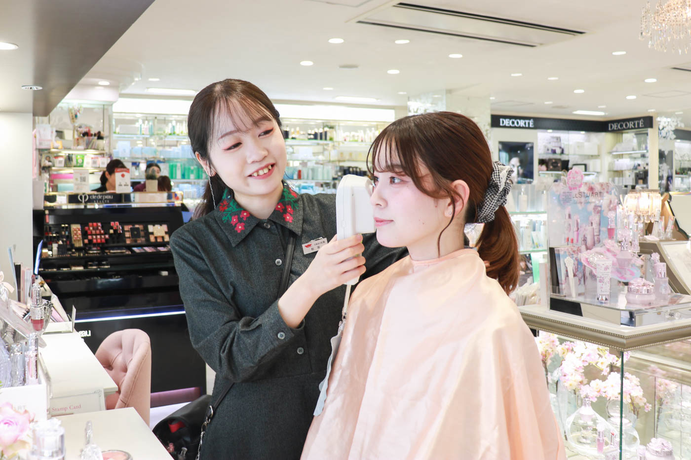 コスメを試して相談、「化粧品の紅屋」で見つかる〝自分らしい美しさ〟