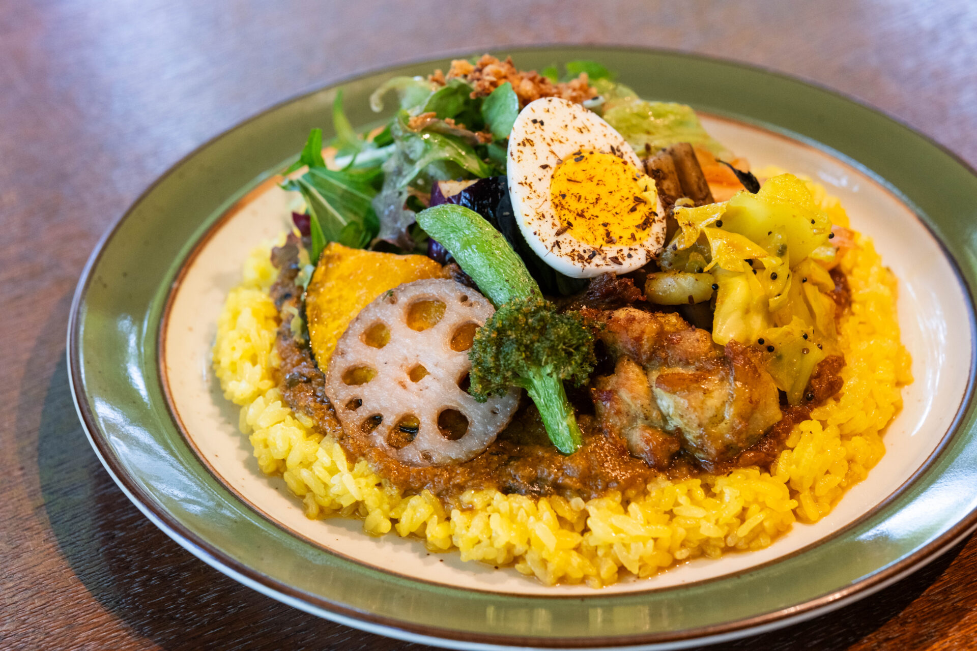 川辺の「さくらじまJacob Spice」。緑に囲まれたお店で味わう、スパイス香るカレーと大人のプリン