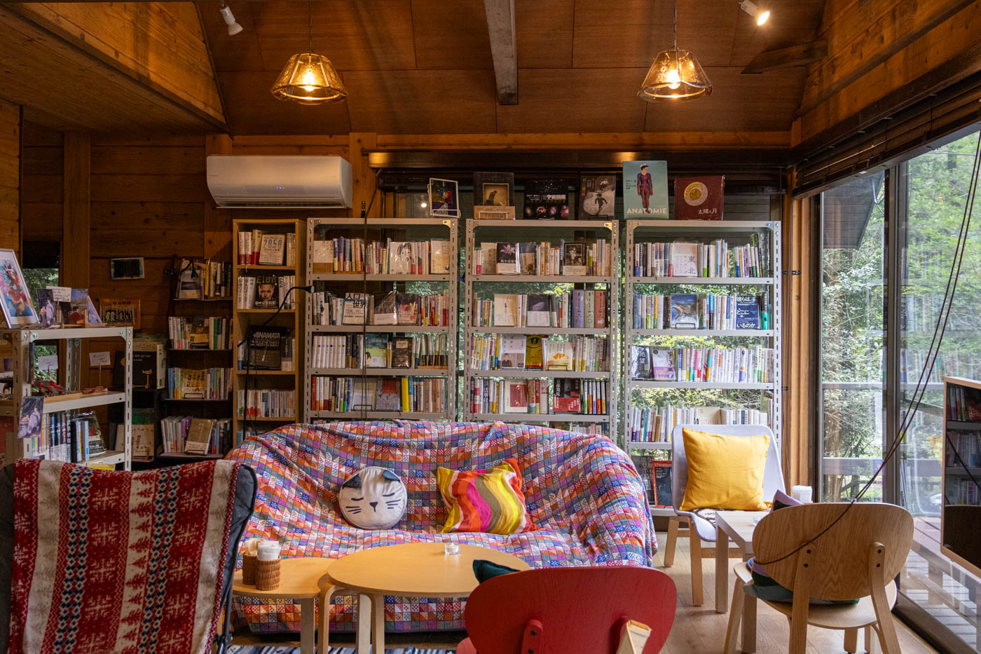 霧島の森の中にある「Book and Cafe 森や」。自然と本に囲まれた癒しのカフェ