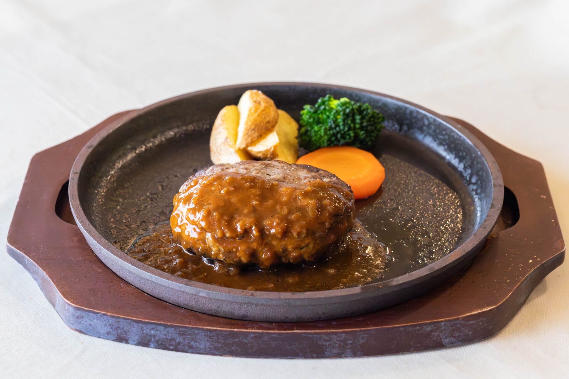 天文館で味わうじゅわっと肉汁ハンバーグ！リバティークラブの「いわさきWagyu」