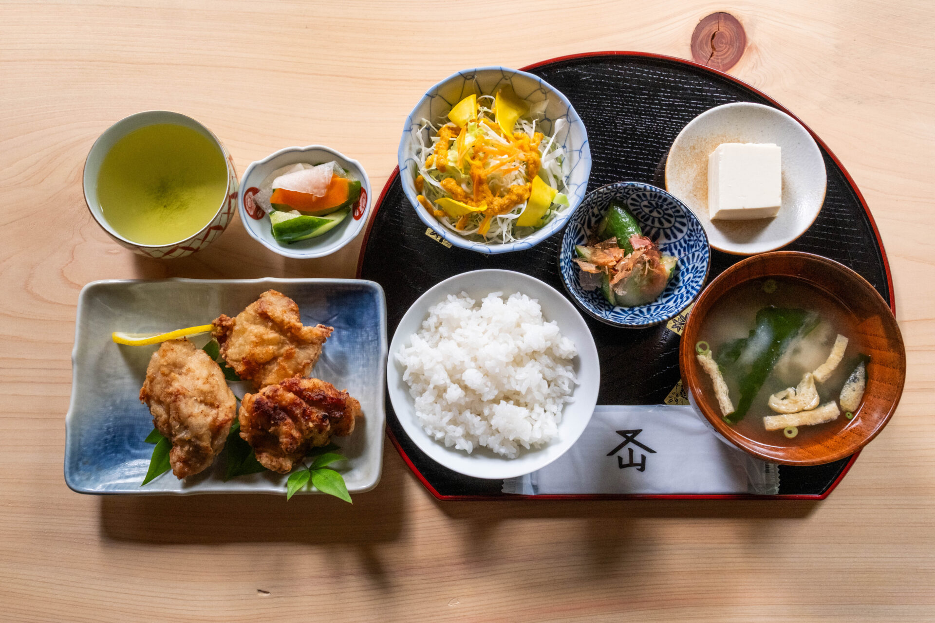 志布志港近くに5月オープン。文化財の商家に誕生した「山中商店」のお弁当や定食を