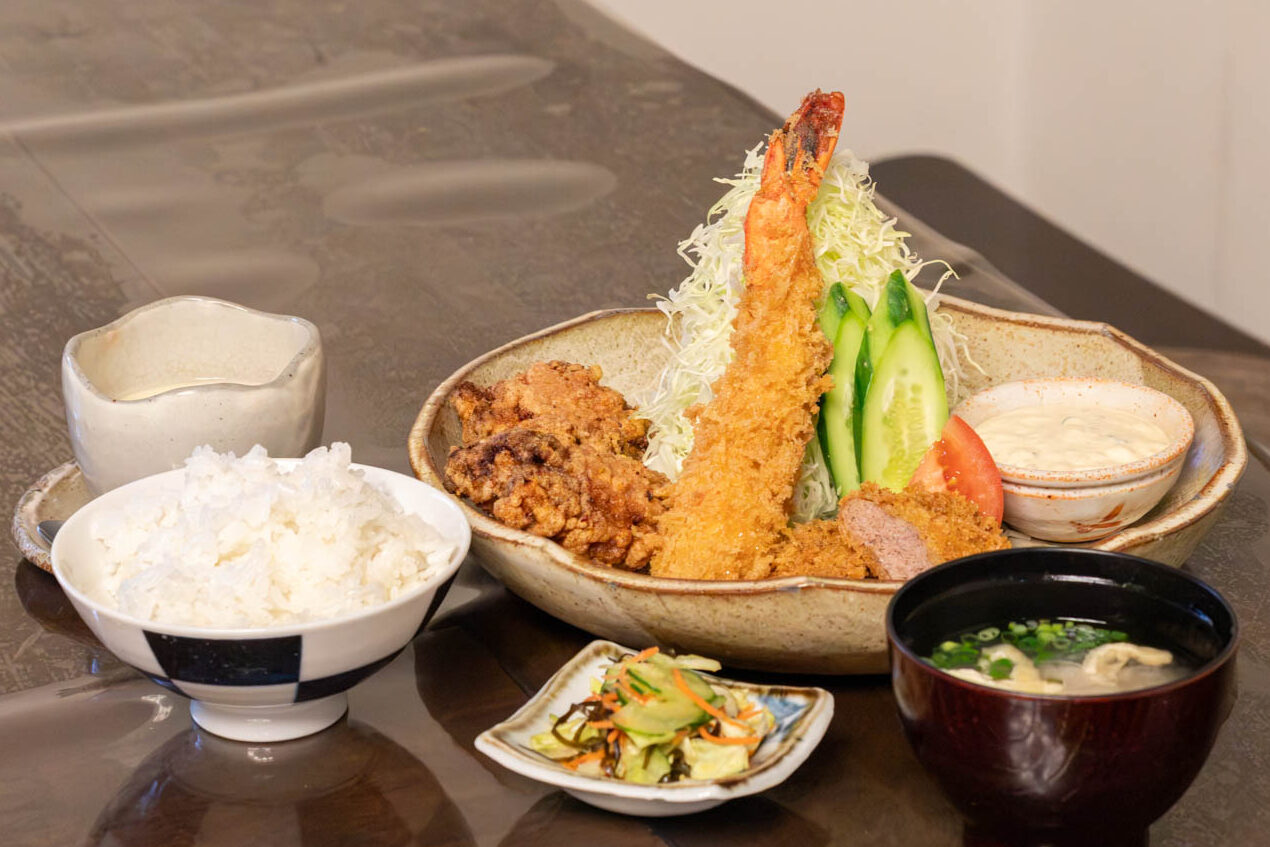 「とんかつ遊食 わが家」ボリューム満点のミックスフライ定食や梅風味の唐揚げが人気のお店