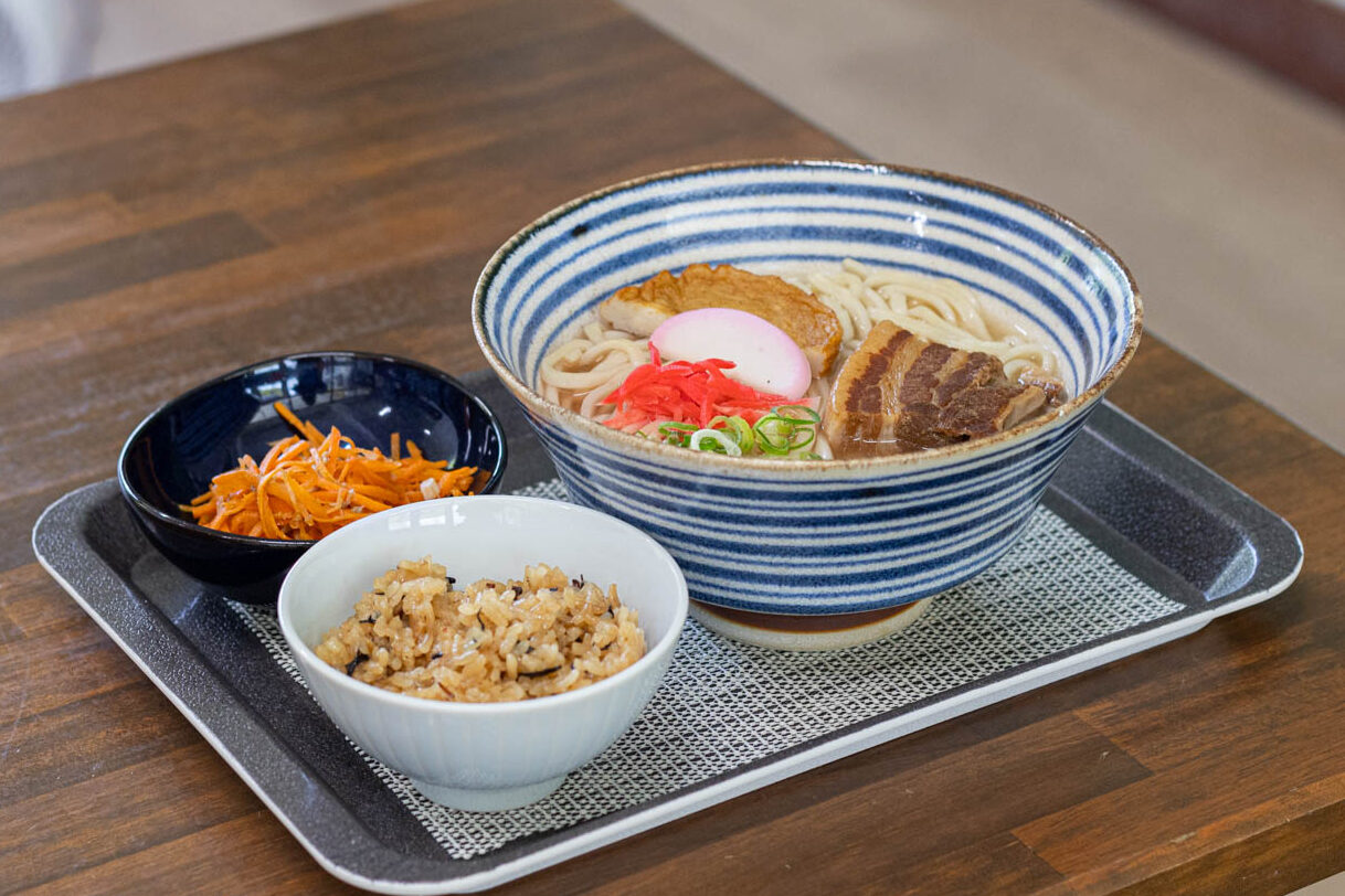 薩摩川内市の「まはろ食堂」。沖縄出身の店主が手がける絶品沖縄料理で、旅行気分を味わって